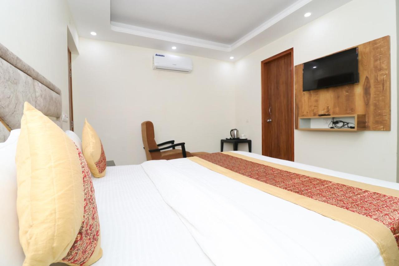 Hotel Belwood Suites - Near New Delhi Airport Nova Deli Exterior foto