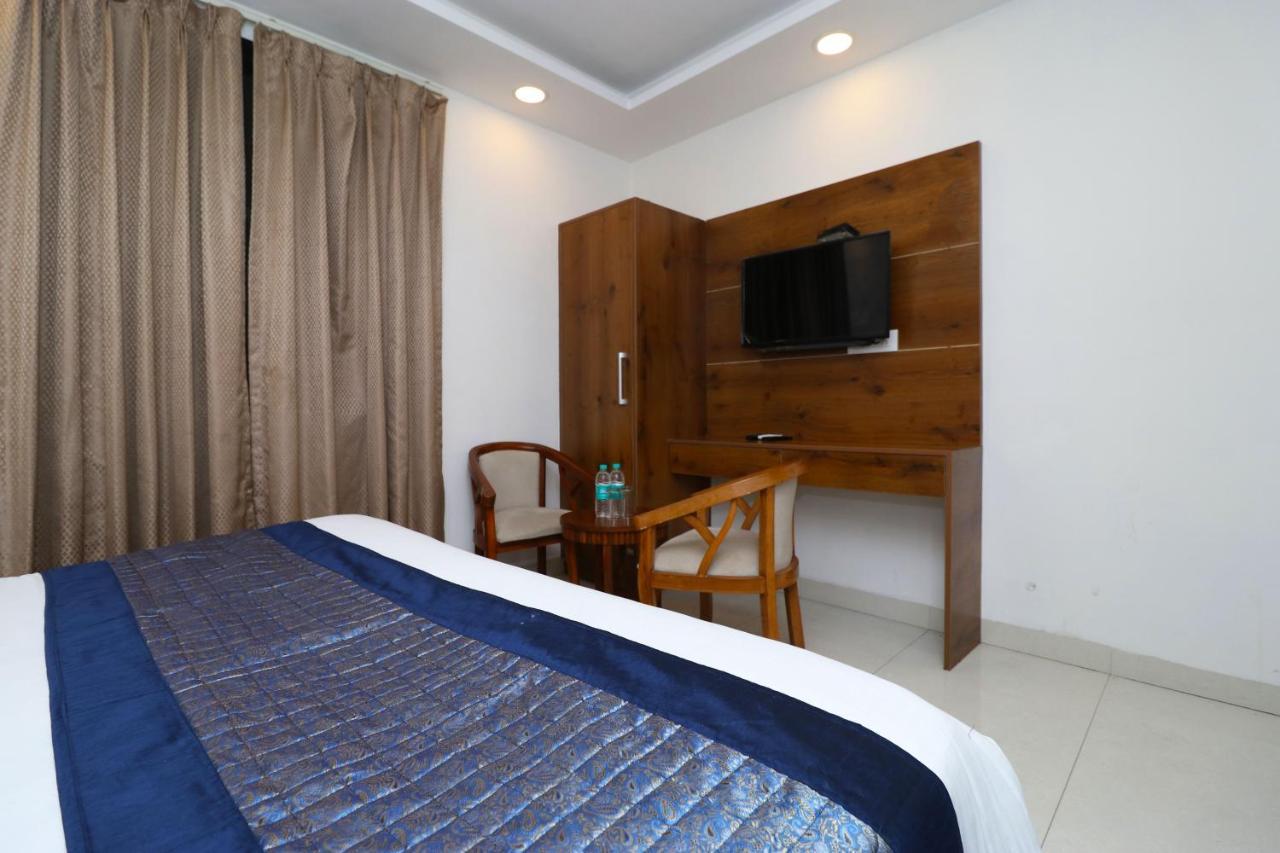 Hotel Belwood Suites - Near New Delhi Airport Nova Deli Exterior foto