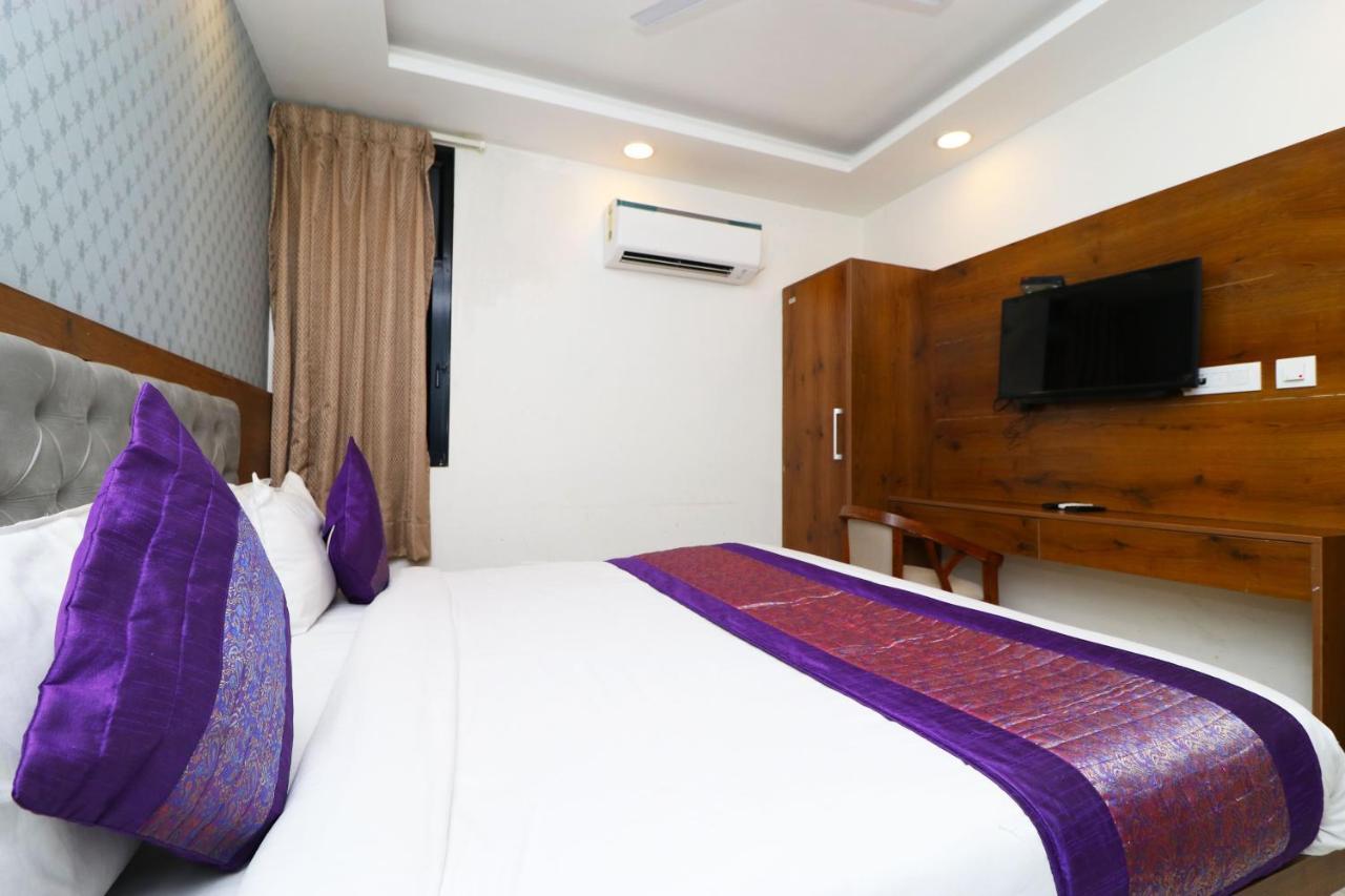 Hotel Belwood Suites - Near New Delhi Airport Nova Deli Exterior foto